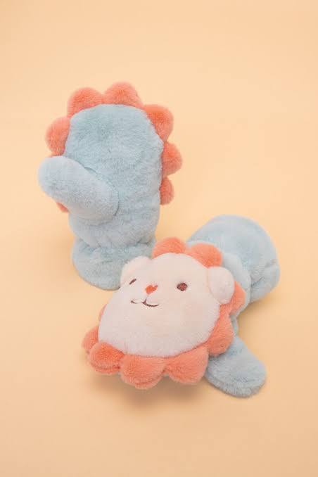 Powder cute lion fluffy mittens for kids in light blue