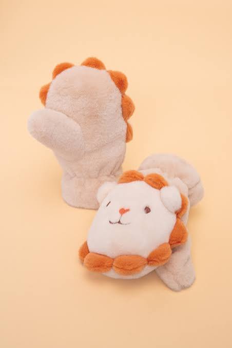 Cream Powder lion fluffy mittens for kids, close-up